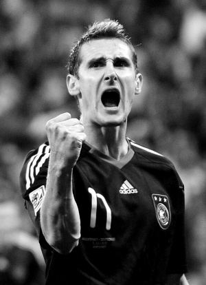 克洛泽为什么叫K神?克洛泽故意踢飞点球视频