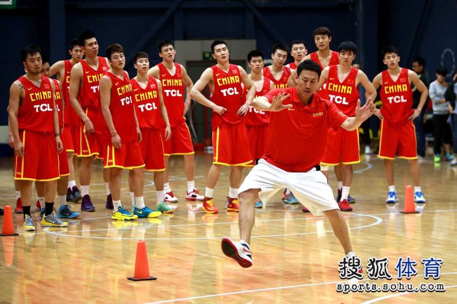 中国男篮李楠老婆戴珉身高照片,李楠现在年薪