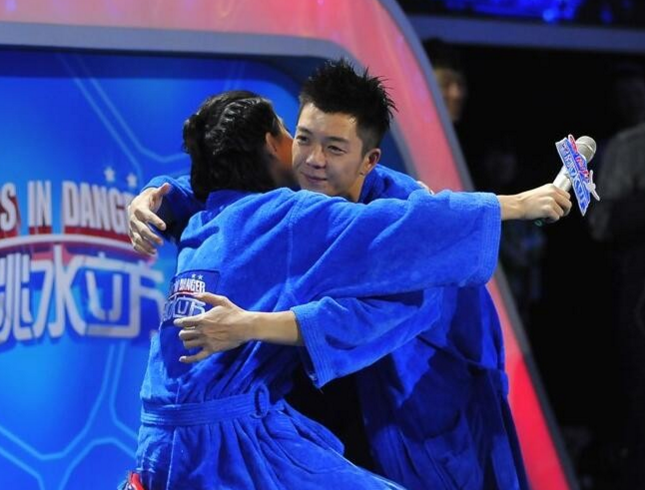 刘忻和王栋鑫公开恋情,刘忻和李斯丹妮怎么了