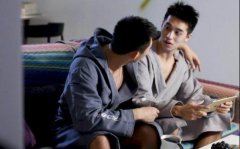 许魏洲机场脖子上的草莓吻痕图,黄景瑜对许魏洲动真情真假?