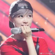 李宇春穿紧身红衣小露乳沟图,李宇春娱乐圈好人缘怎么来的?