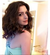 安妮海瑟薇是什么血统为什么英式口音,她为什么叫猫女公主?