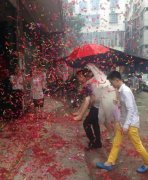 结婚过桥为什么放鞭炮,有地方结婚过桥为什么背着?