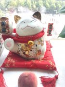 招财猫为什么是左手招,招财猫摆放在家里哪里最好?