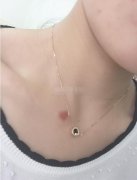 用什么借口来掩饰脖子上的草莓印,什么化妆品能遮草莓印?