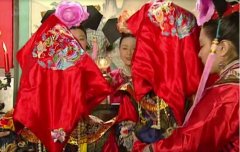 接亲时谁给新娘盖盖头?新娘红盖头用完怎么处理