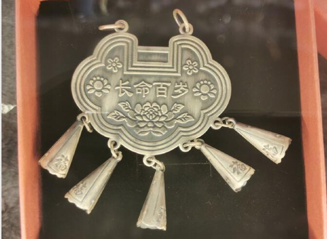 长命锁是实心的还是空心的，长命锁是满月带还是百天戴？？前因后果是这样的