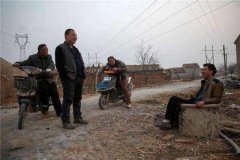 村子里都有傻子挡煞气真假,每个村子的傻子都是守护神