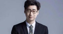 王多多为什么会被排挤被停解说,他是什么学历?