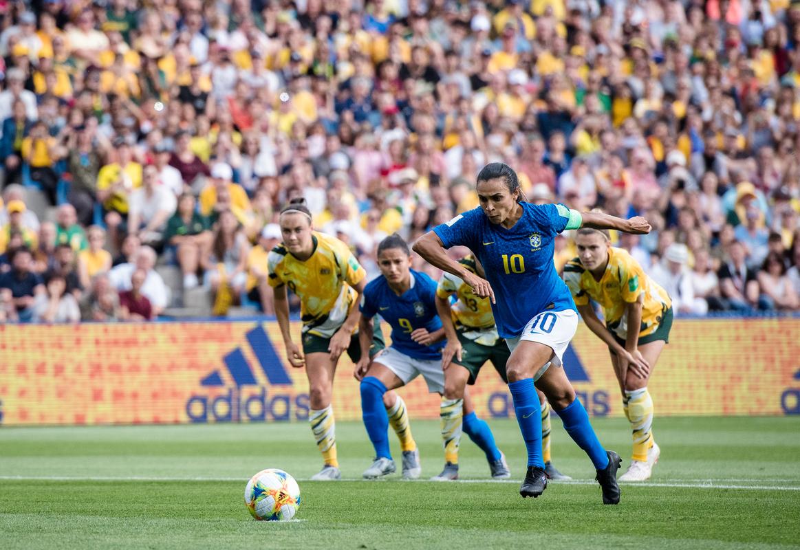 <strong>ɱ(ɱʱ)</strong>